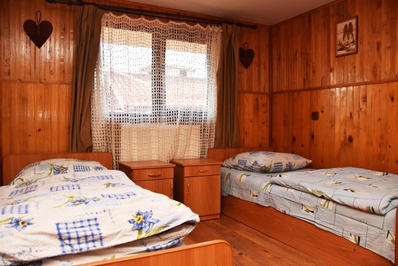 Guest House Mandrivnyi Rooms&Apartments Yasinia Bagian luar foto