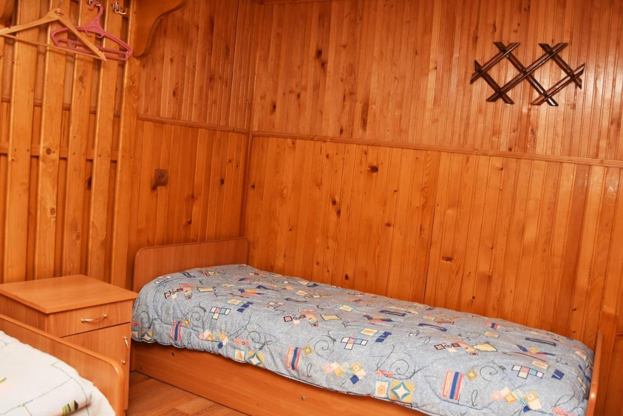 Guest House Mandrivnyi Rooms&Apartments Yasinia Bagian luar foto