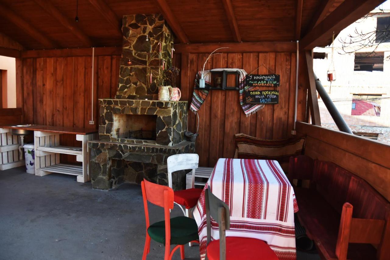 Guest House Mandrivnyi Rooms&Apartments Yasinia Bagian luar foto