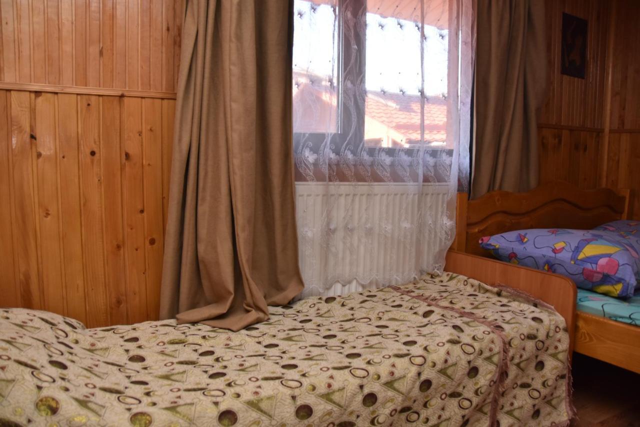 Guest House Mandrivnyi Rooms&Apartments Yasinia Bagian luar foto