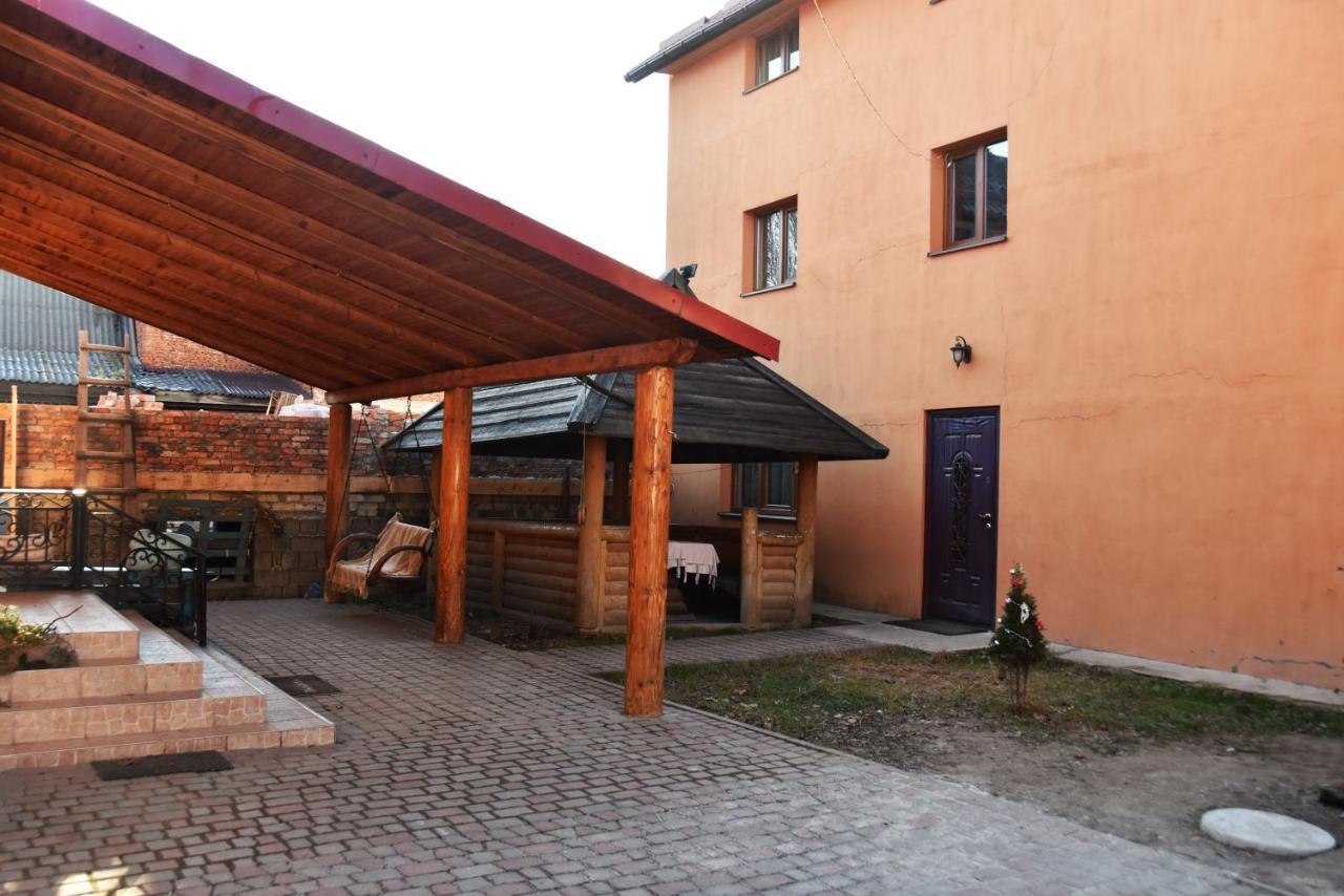 Guest House Mandrivnyi Rooms&Apartments Yasinia Bagian luar foto