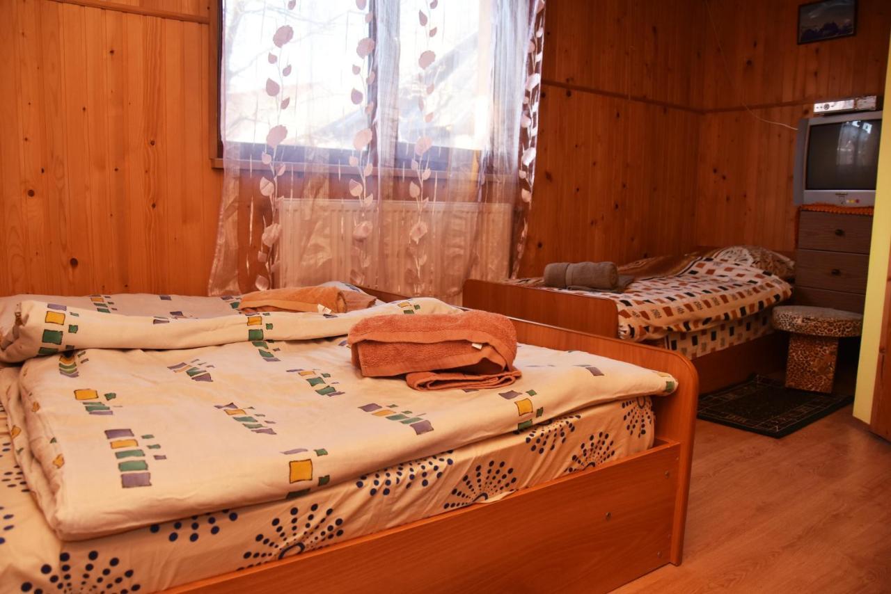 Guest House Mandrivnyi Rooms&Apartments Yasinia Bagian luar foto