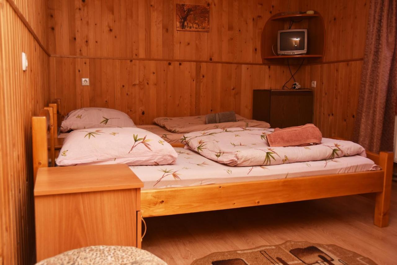 Guest House Mandrivnyi Rooms&Apartments Yasinia Bagian luar foto