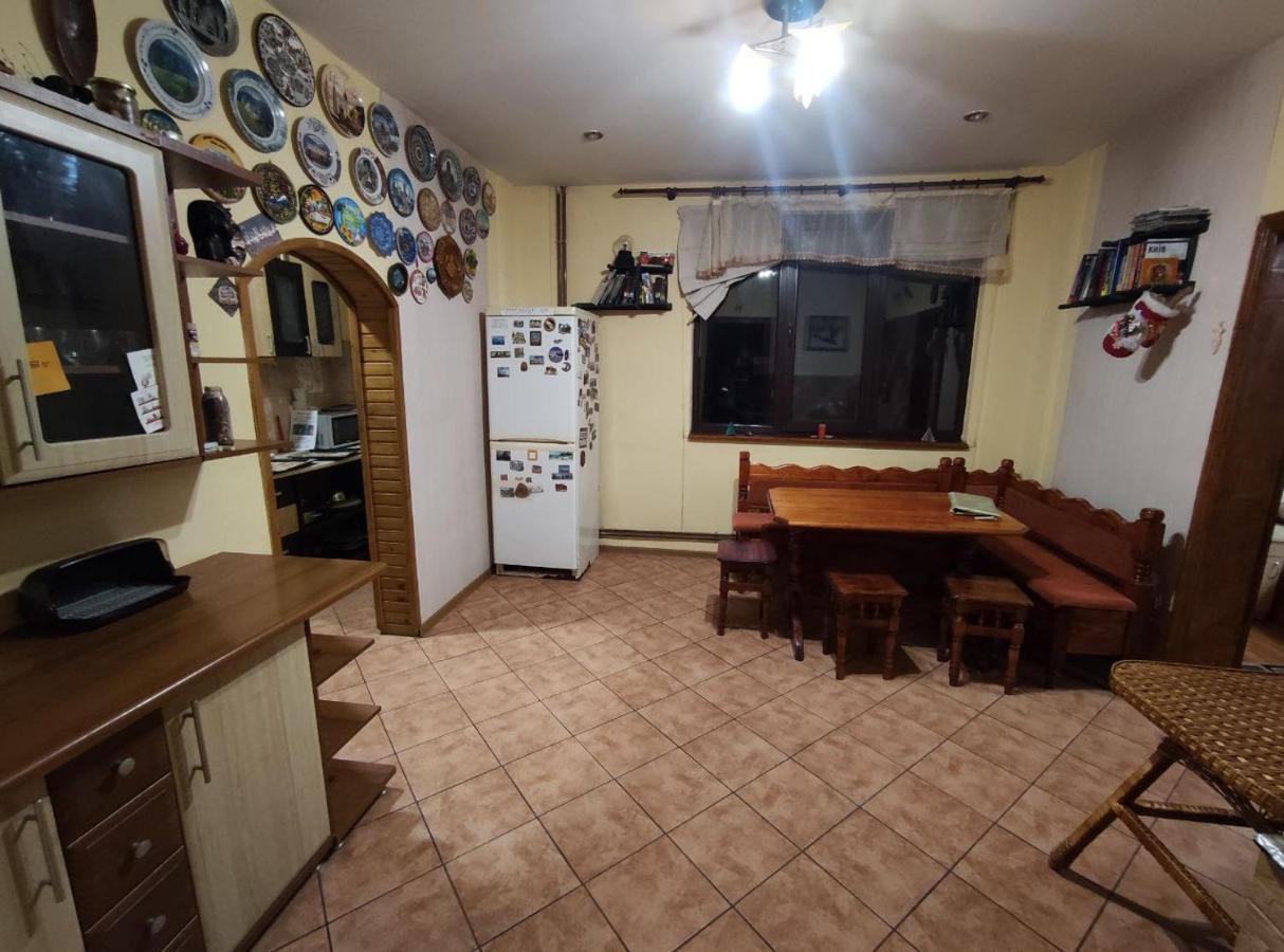 Guest House Mandrivnyi Rooms&Apartments Yasinia Bagian luar foto