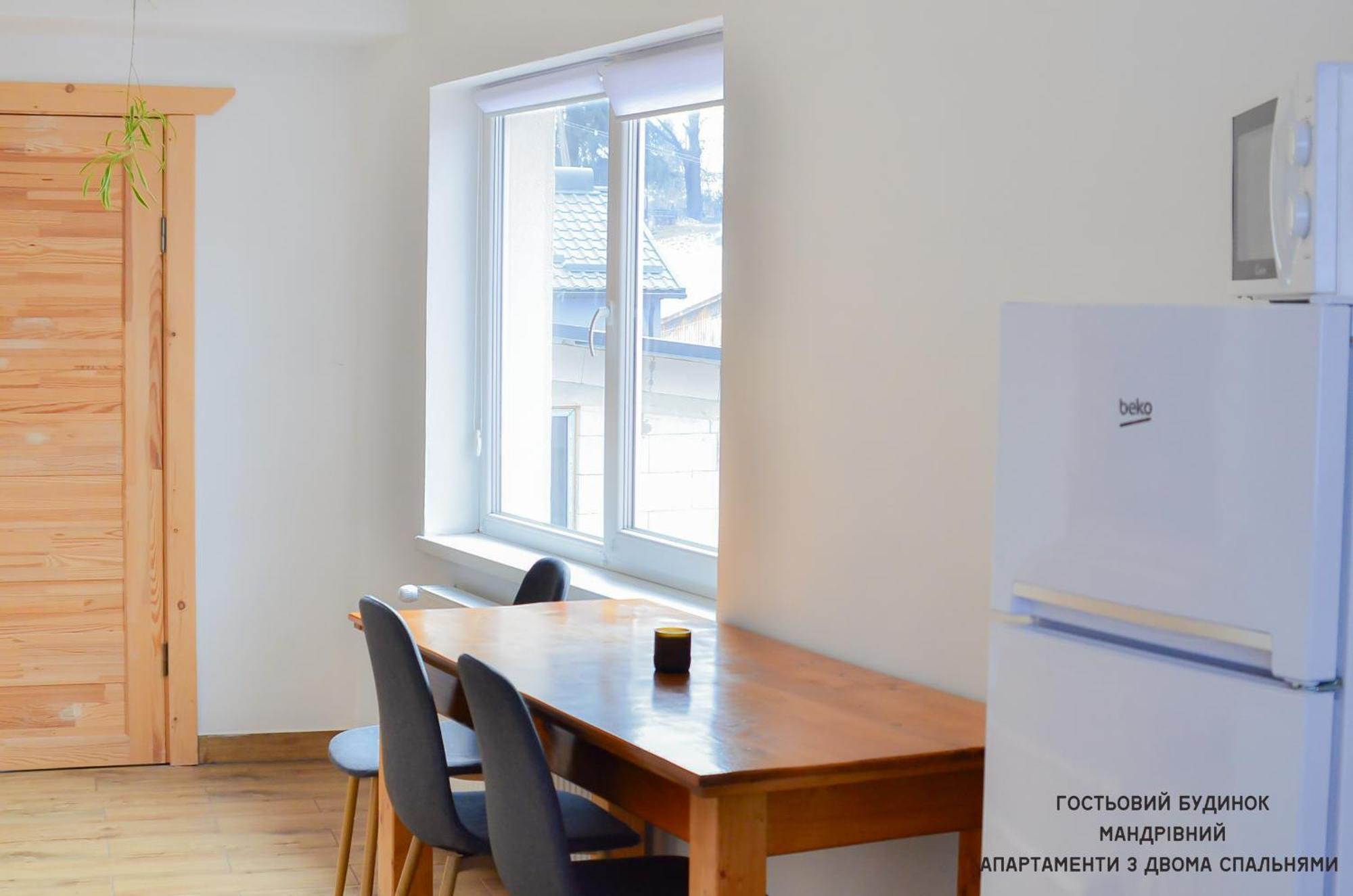 Guest House Mandrivnyi Rooms&Apartments Yasinia Bagian luar foto
