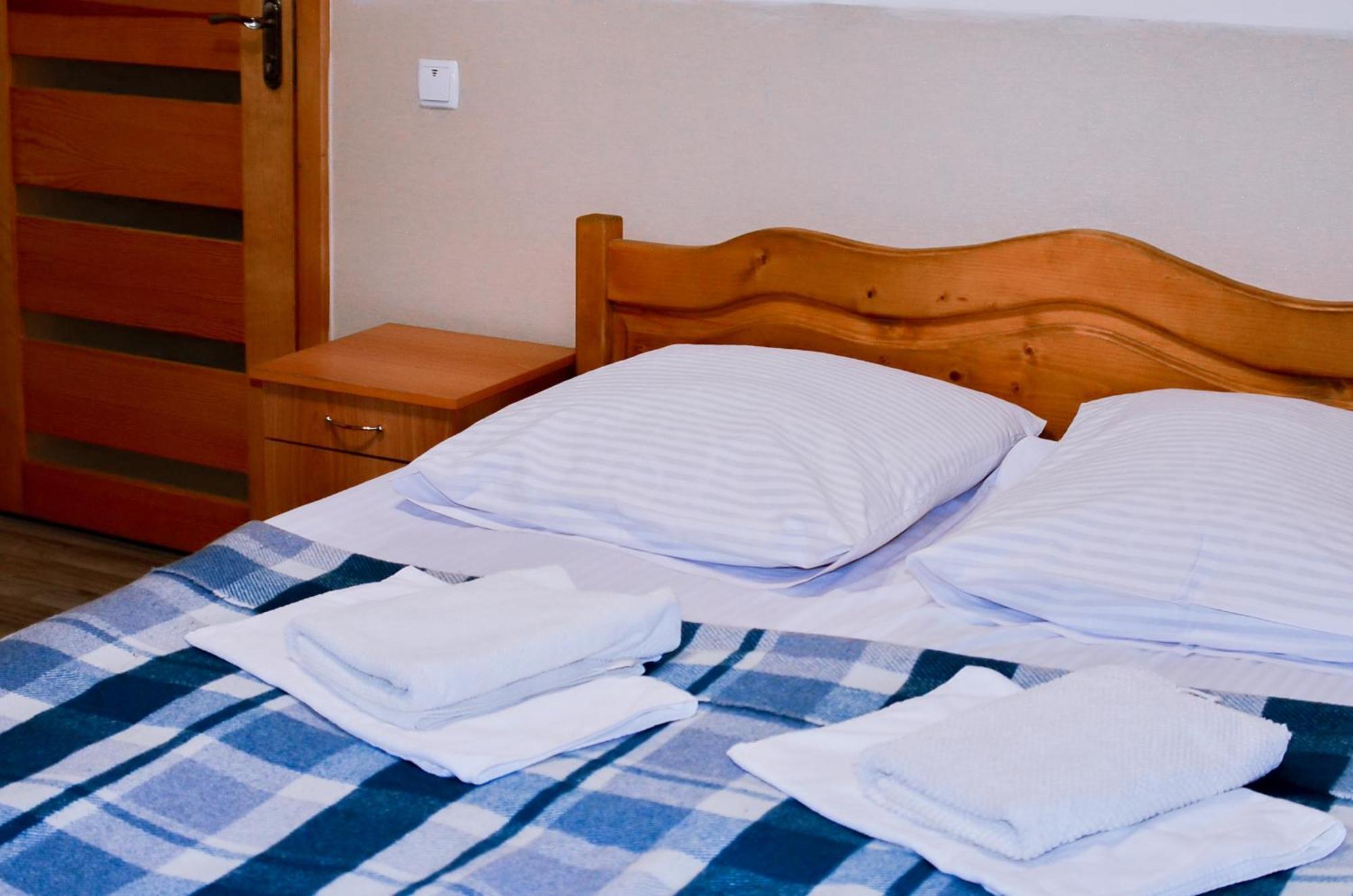 Guest House Mandrivnyi Rooms&Apartments Yasinia Bagian luar foto