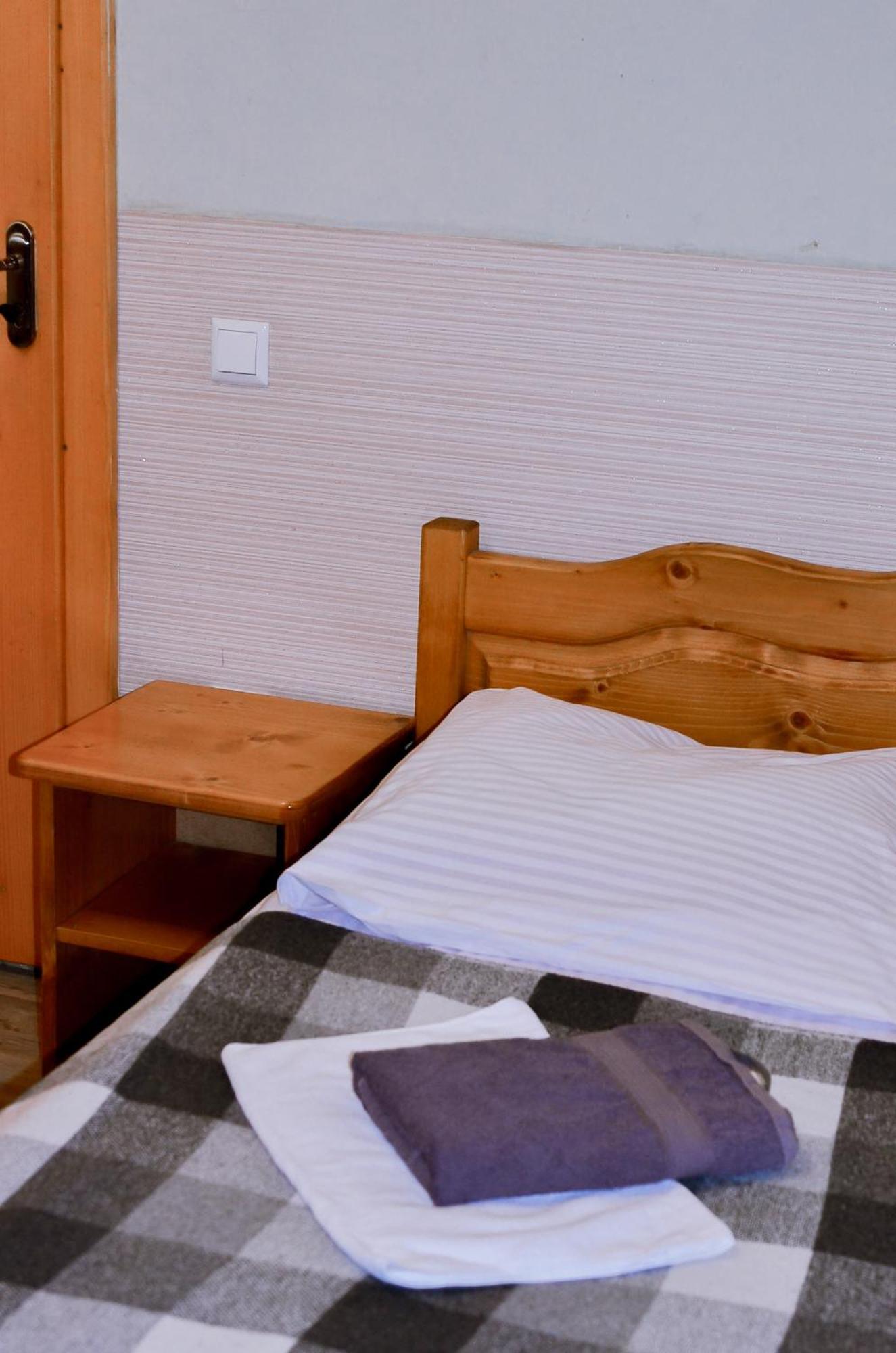 Guest House Mandrivnyi Rooms&Apartments Yasinia Bagian luar foto