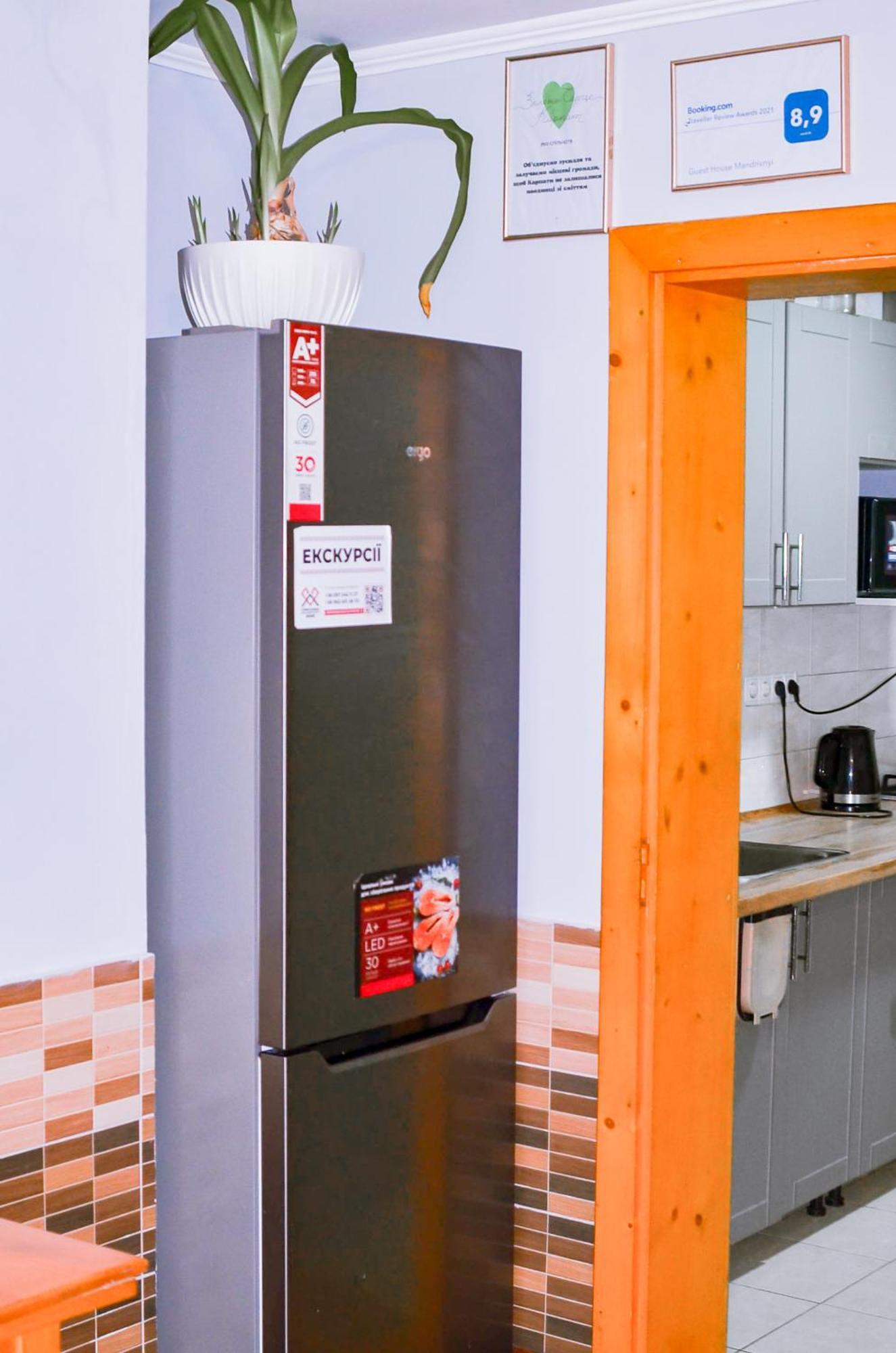 Guest House Mandrivnyi Rooms&Apartments Yasinia Bagian luar foto