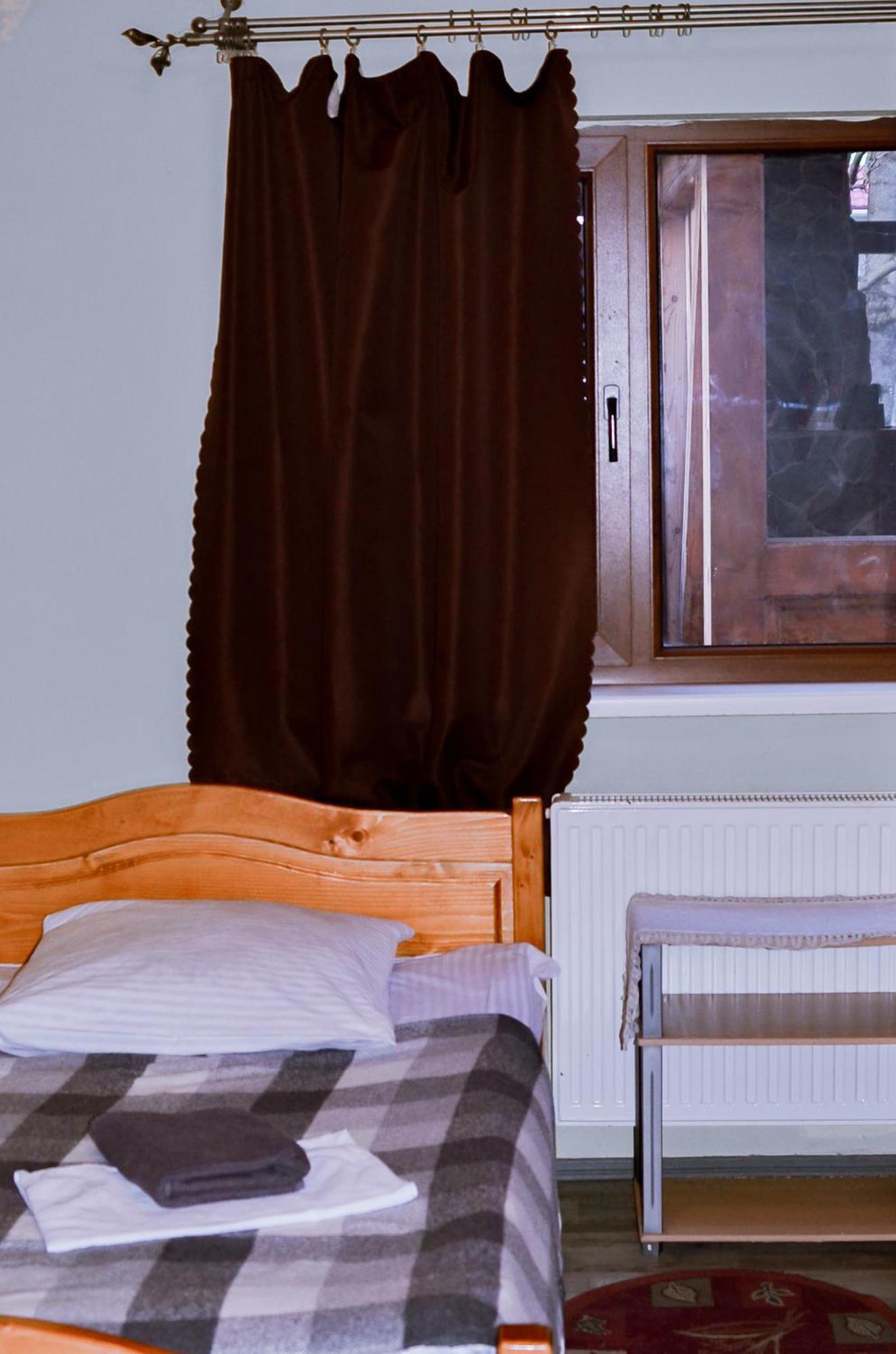 Guest House Mandrivnyi Rooms&Apartments Yasinia Bagian luar foto