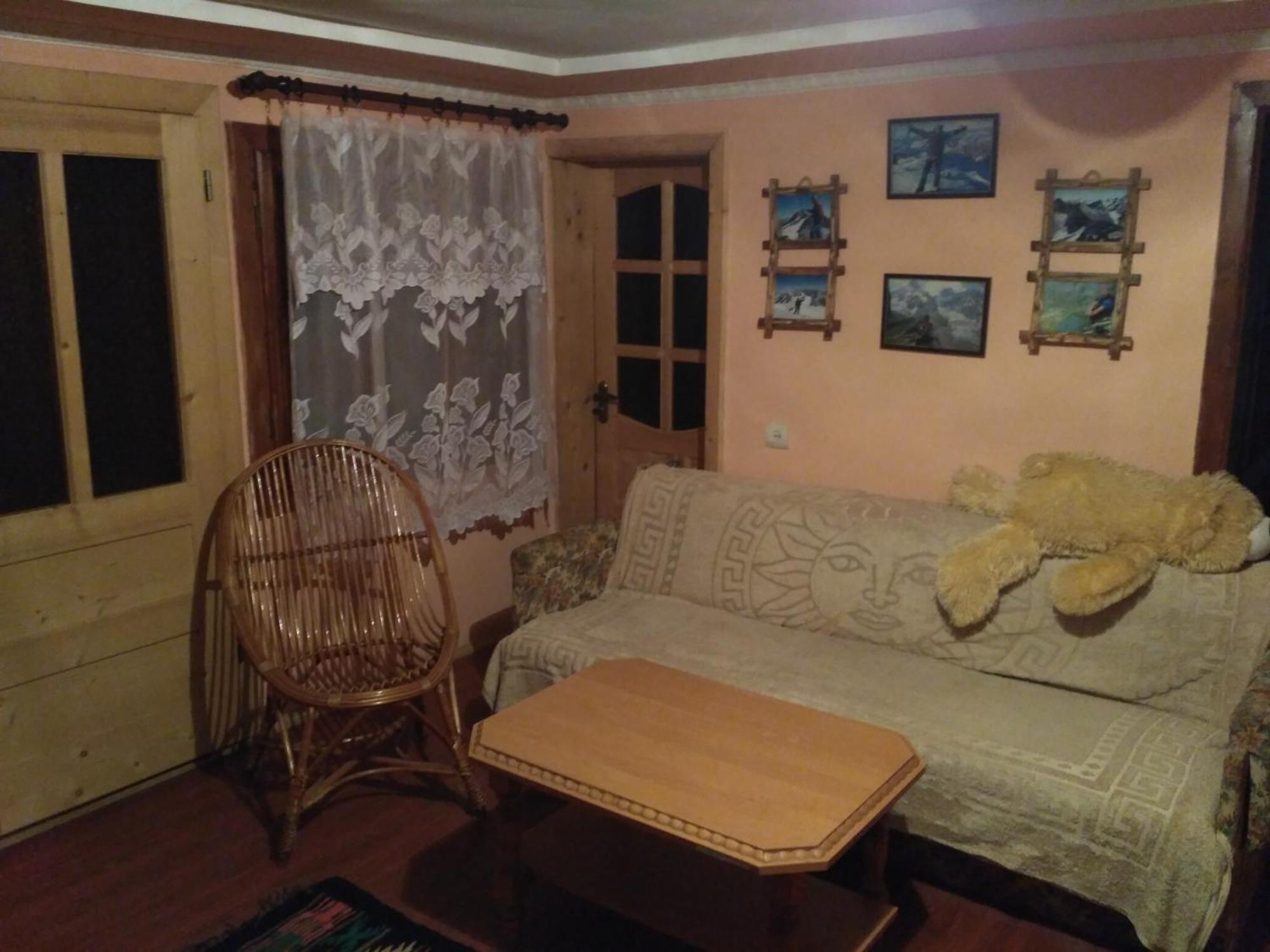Guest House Mandrivnyi Rooms&Apartments Yasinia Bagian luar foto