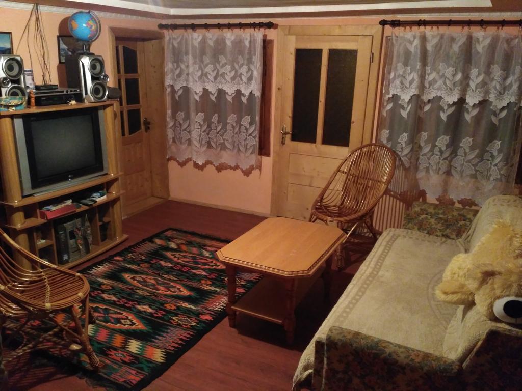 Guest House Mandrivnyi Rooms&Apartments Yasinia Bagian luar foto