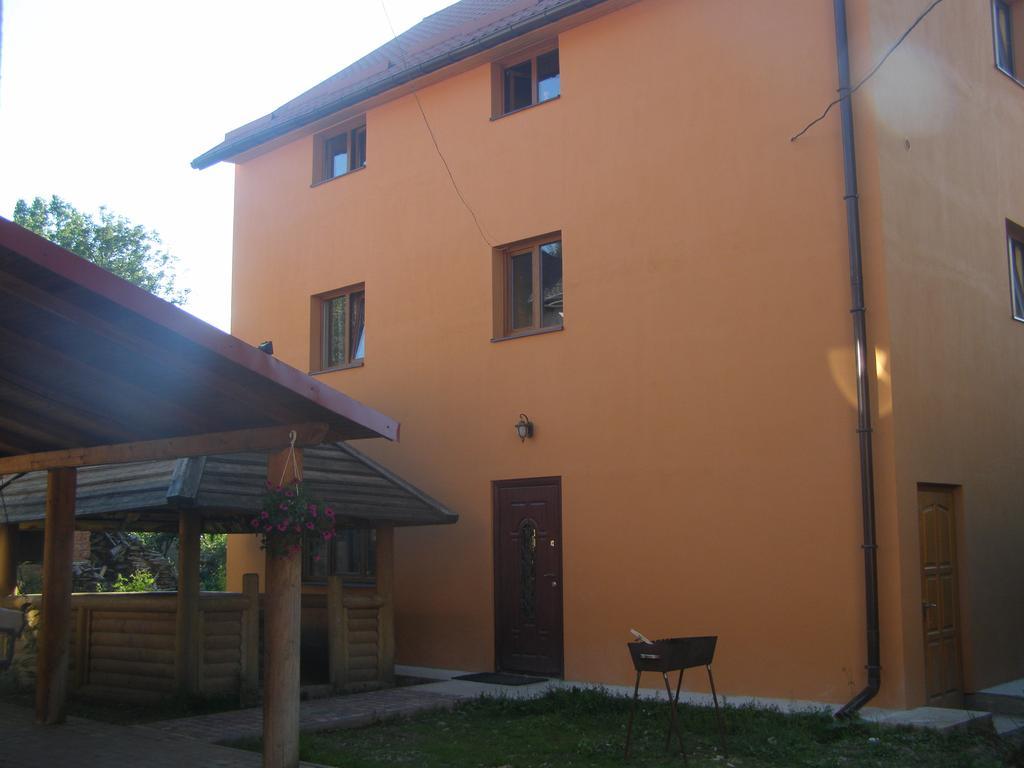 Guest House Mandrivnyi Rooms&Apartments Yasinia Bagian luar foto