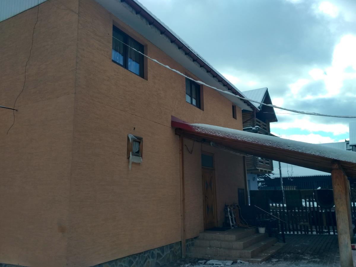 Guest House Mandrivnyi Rooms&Apartments Yasinia Bagian luar foto