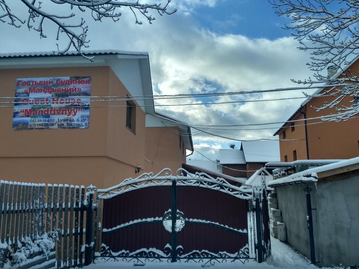 Guest House Mandrivnyi Rooms&Apartments Yasinia Bagian luar foto