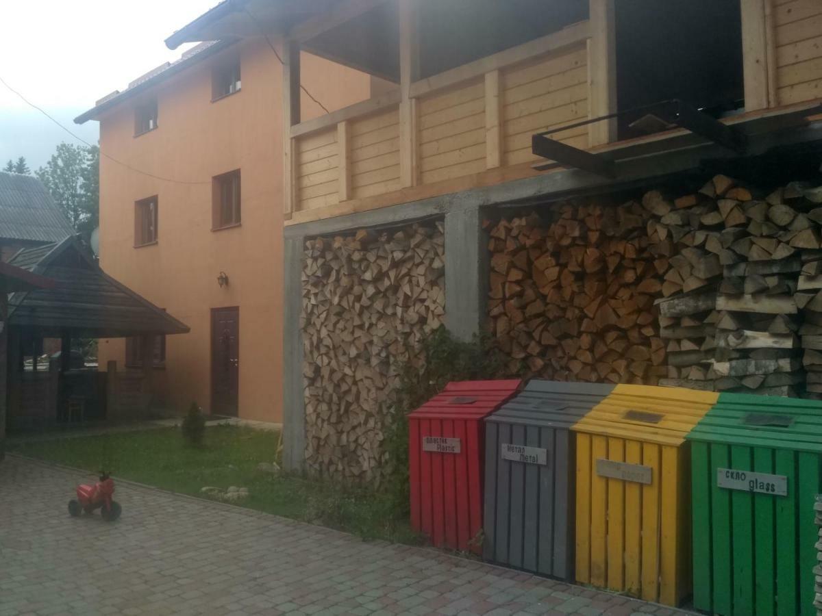 Guest House Mandrivnyi Rooms&Apartments Yasinia Bagian luar foto